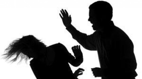 hombre golpeando a una mujer
