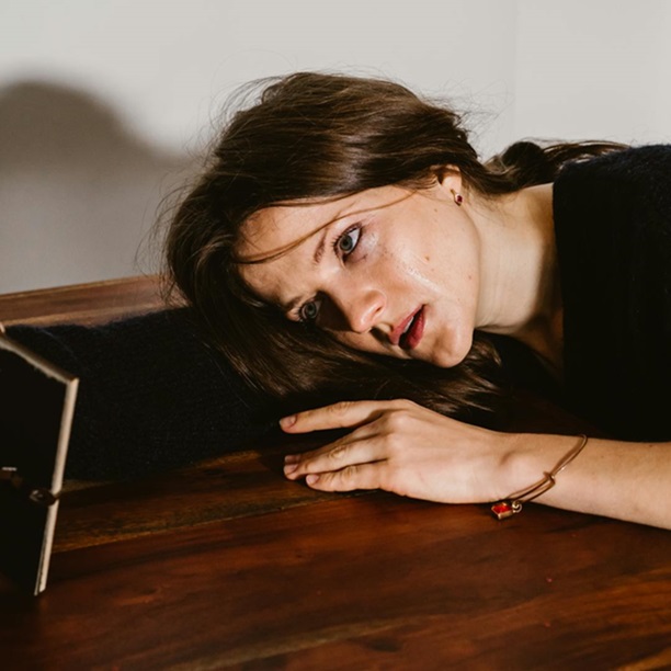 mujer llorando viendo un retrato