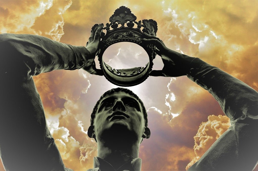 rey narcisista autocoronándose