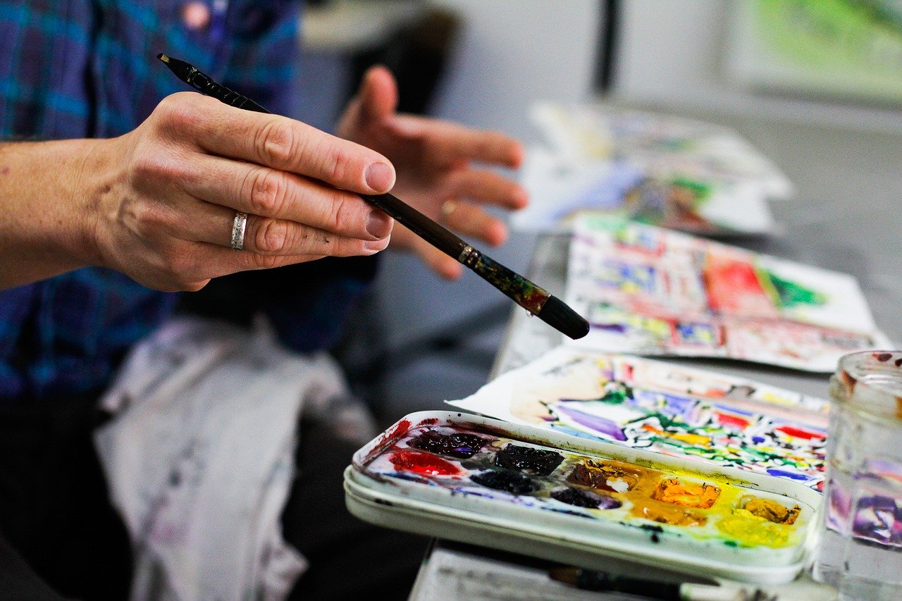 persona siendo creativa pintando