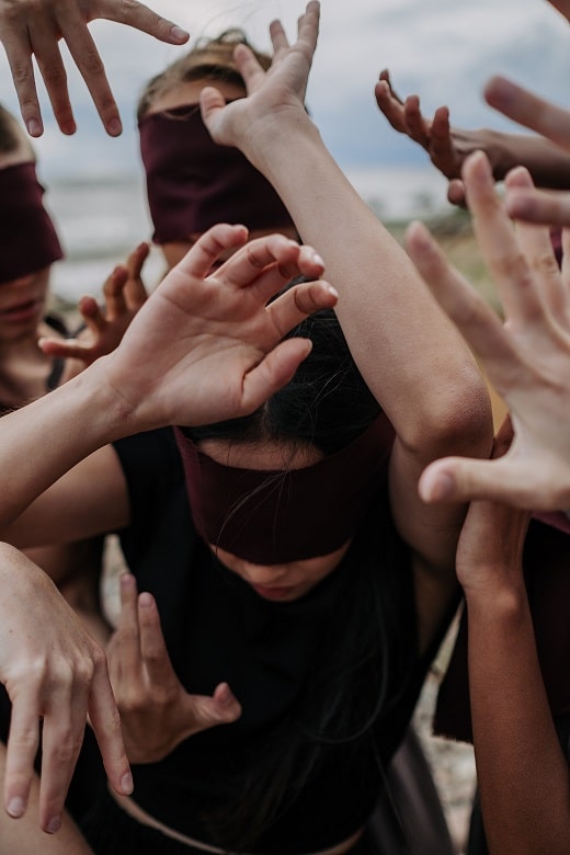 danzando con ojos vendados