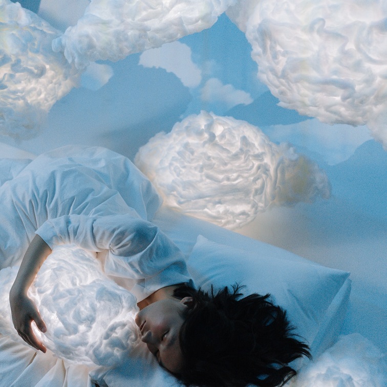 chica soñando entre nubes